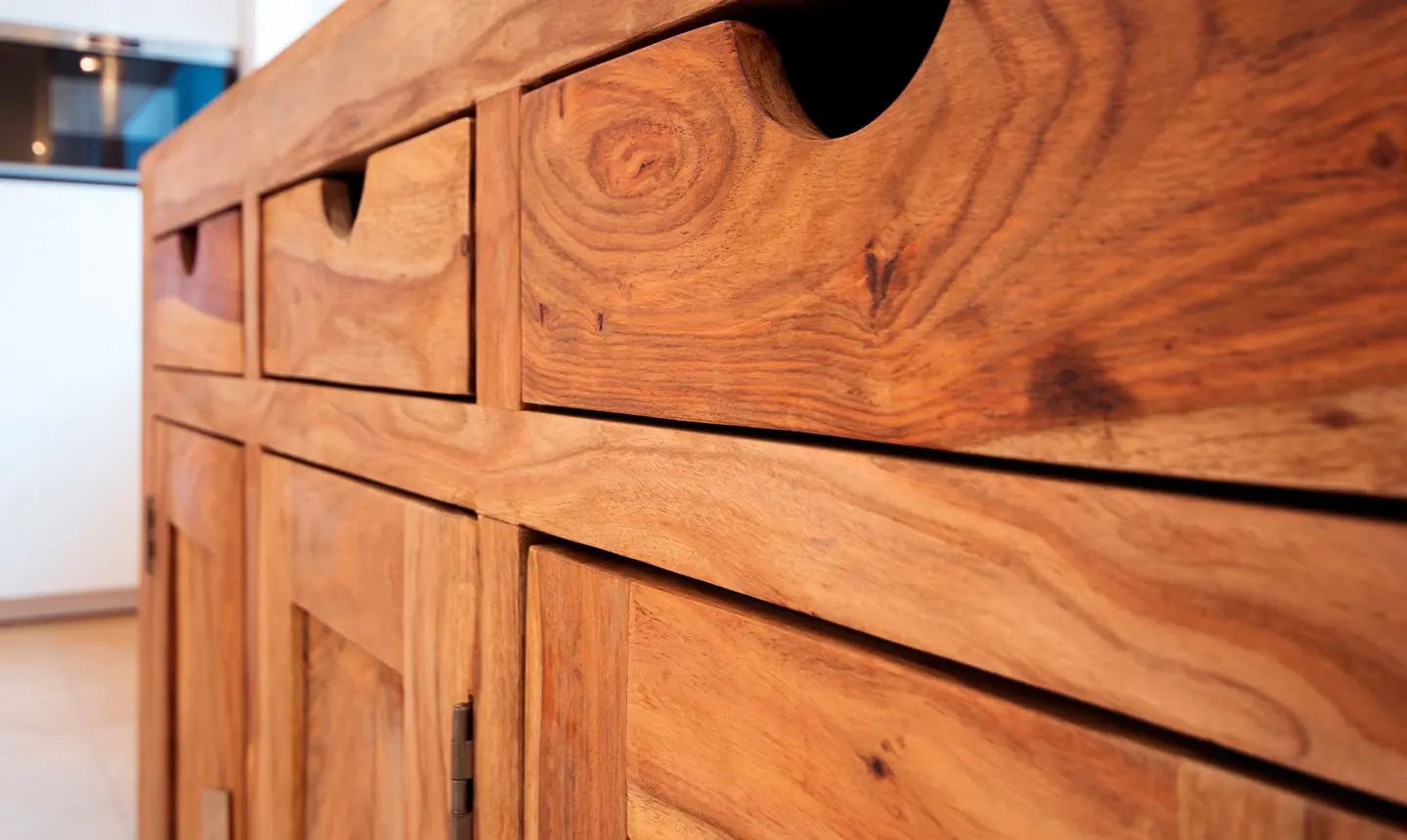 Cómo reparar arañazos y golpes en muebles de madera